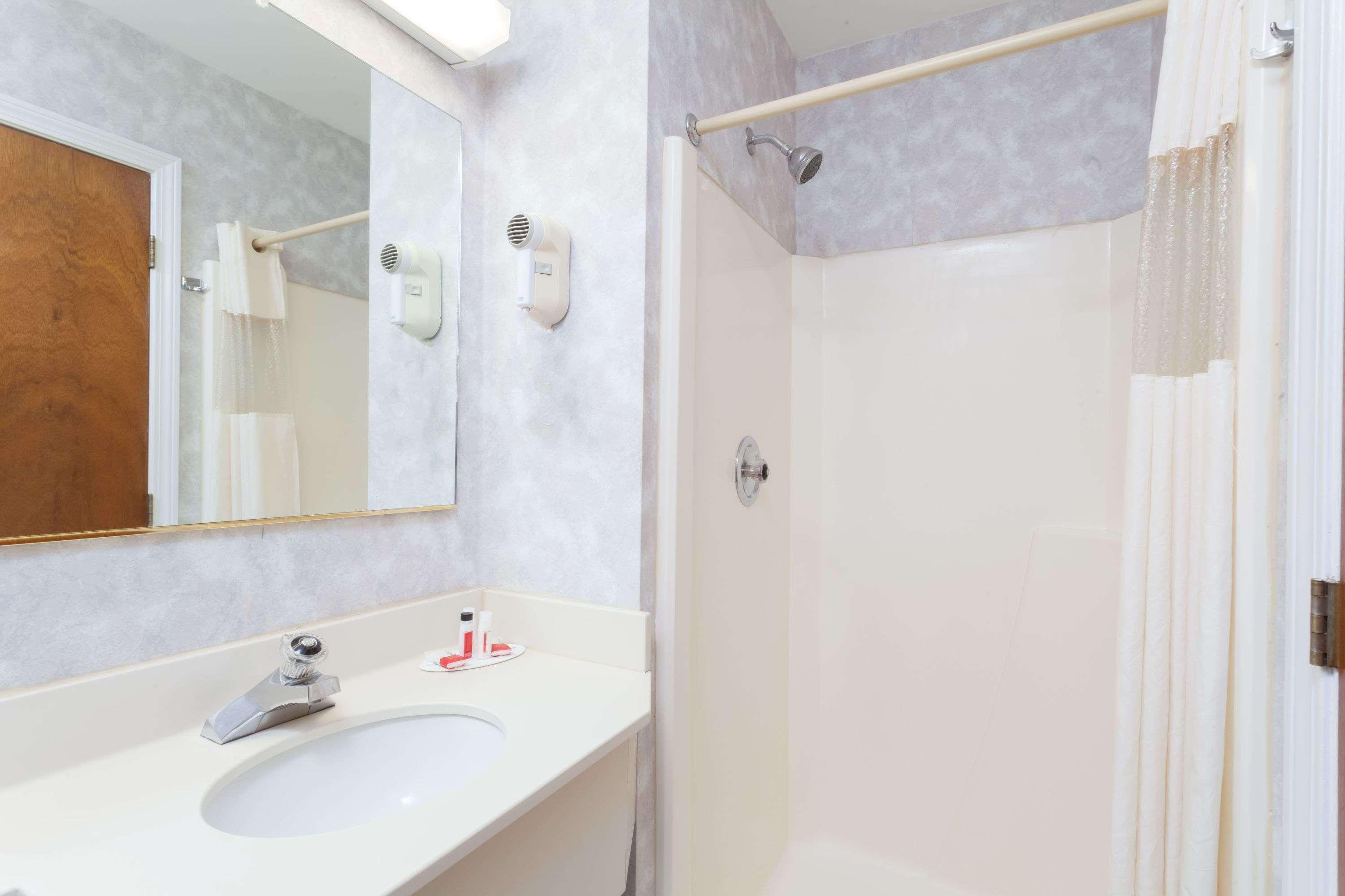 Travelodge By Wyndham Great Barrington Berkshires Экстерьер фото