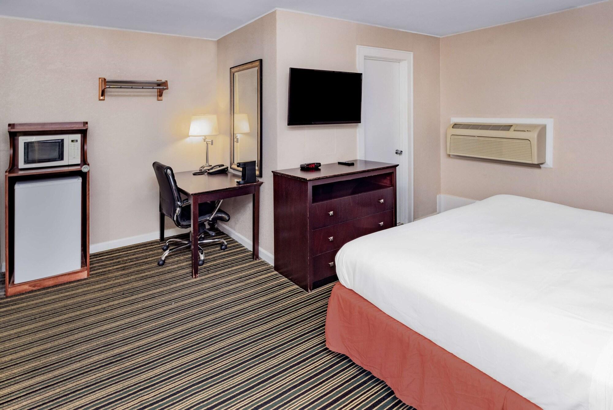Travelodge By Wyndham Great Barrington Berkshires Экстерьер фото